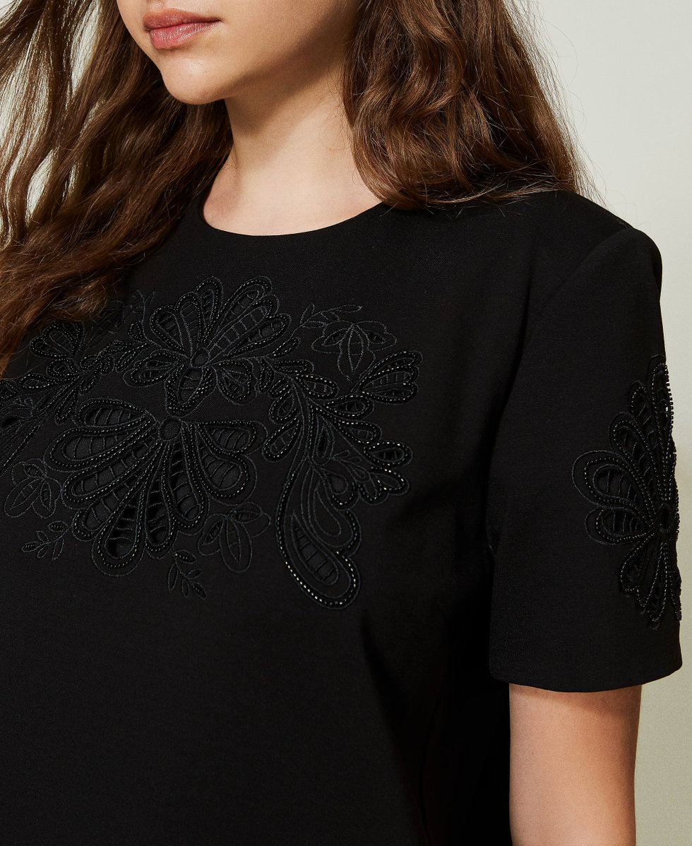 Von Hand besticktes, kurzes Kleid