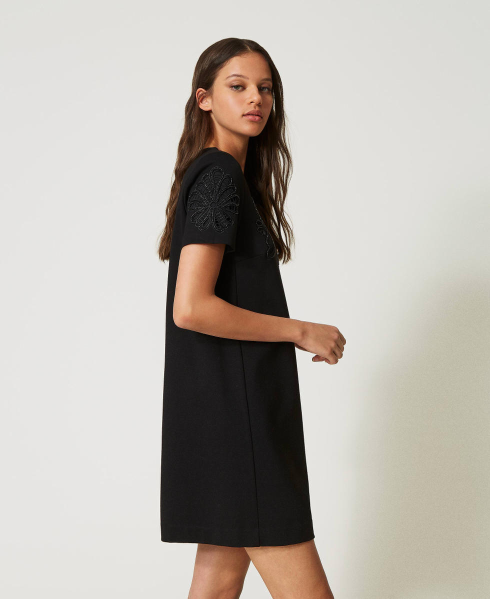 Von Hand besticktes, kurzes Kleid