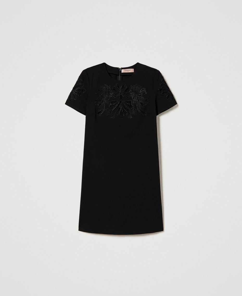 Robe courte avec broderie réalisée à la main