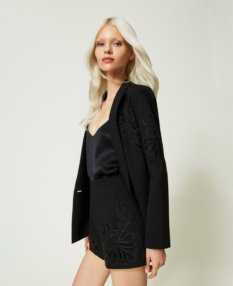 Short avec broderie réalisée à la main