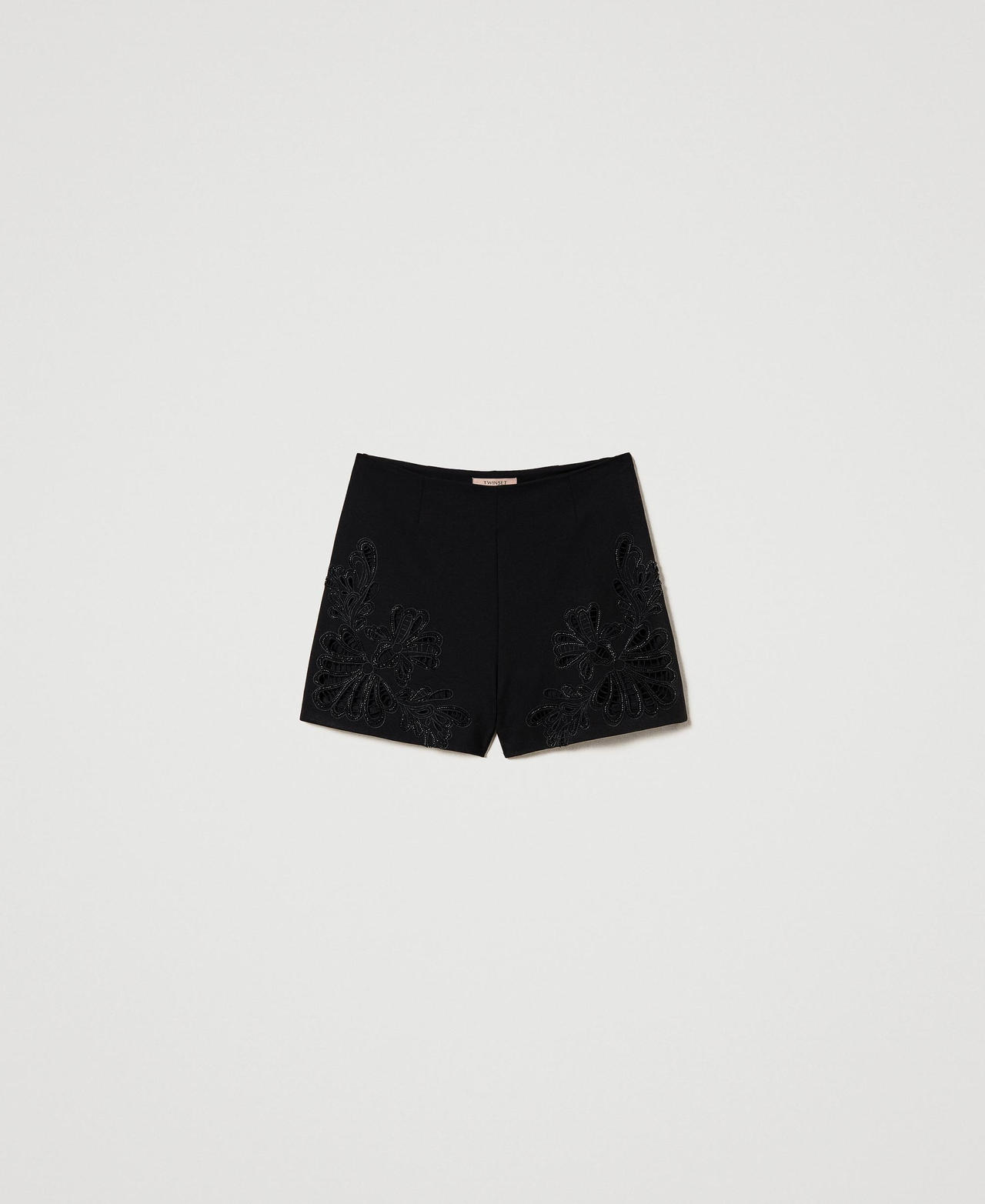 Short avec broderie réalisée à la main
