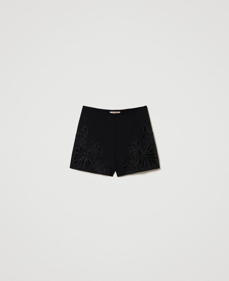 Short avec broderie réalisée à la main
