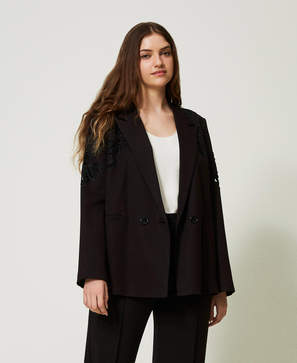 Chaqueta blazer con bordado a mano