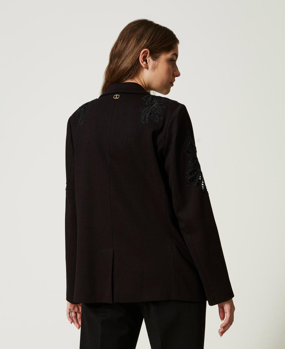 Chaqueta blazer con bordado a mano