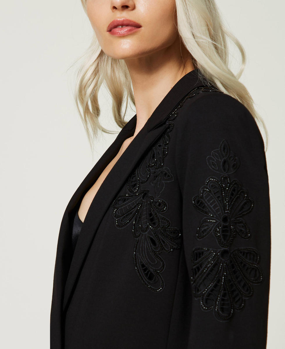 Chaqueta blazer con bordado a mano