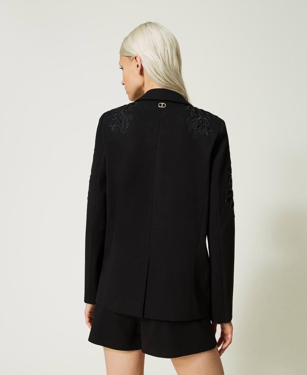 Chaqueta blazer con bordado a mano