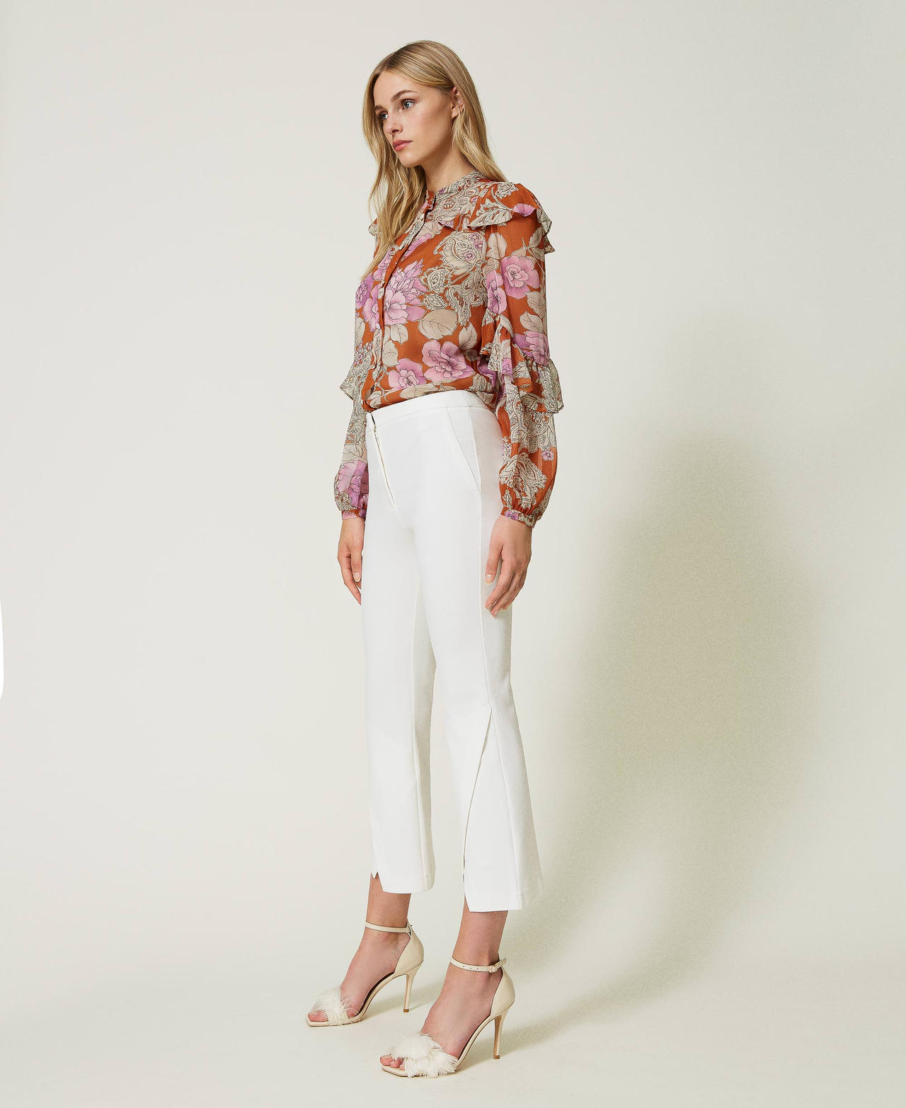 Cropped trousers with slit