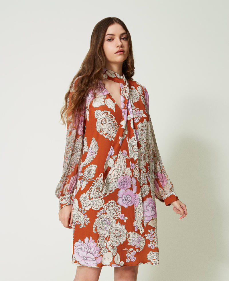 Kurzes Kleid aus Krepp und Krepon Print Cachemire Mix Leather Brown Frau 232TP211B-01