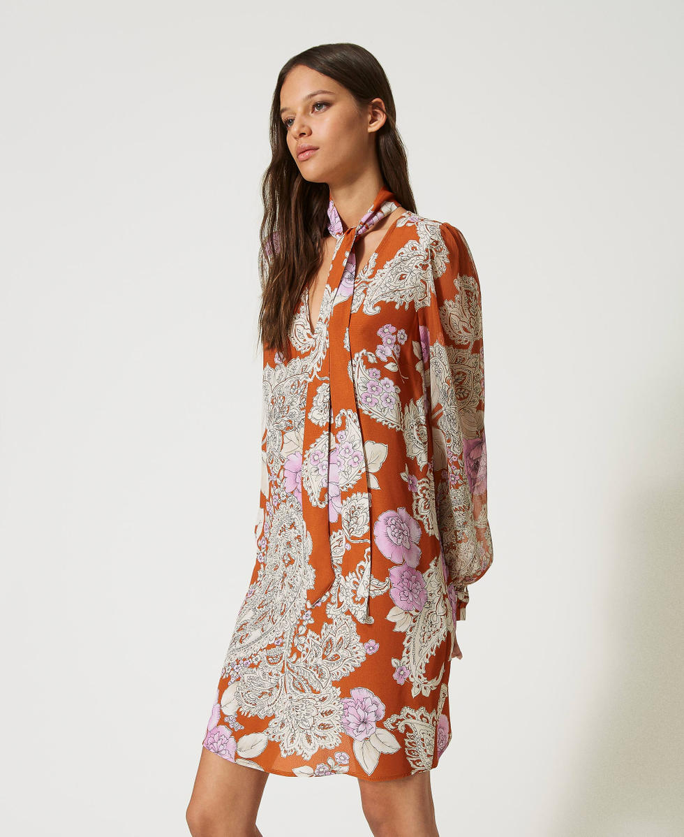 Vestido corto de crep&eacute; y cresp&oacute;n