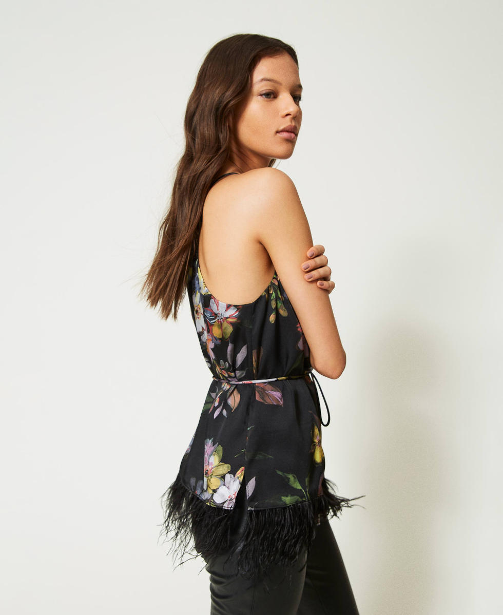 Top in twill a fiori con piume