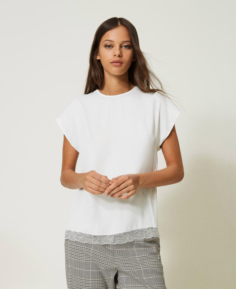Blouse en satin avec dentelle