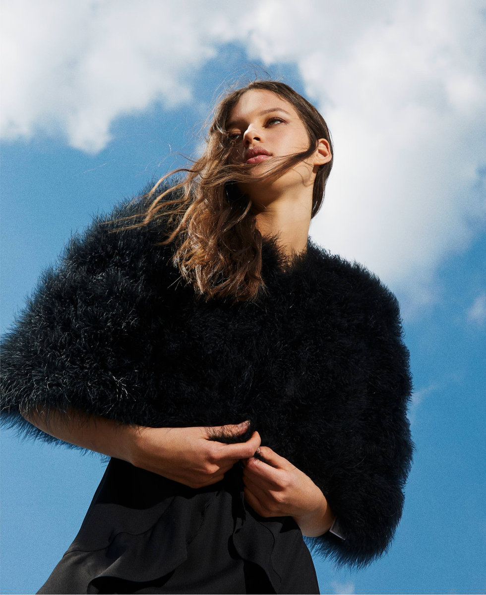 Chaqueta de estilo capa con plumas Mujer, Negro