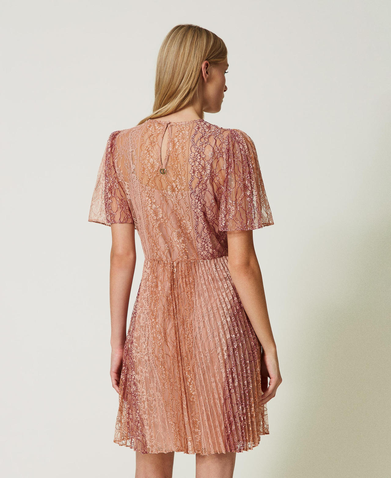 Short dress with pleated Chantilly lace