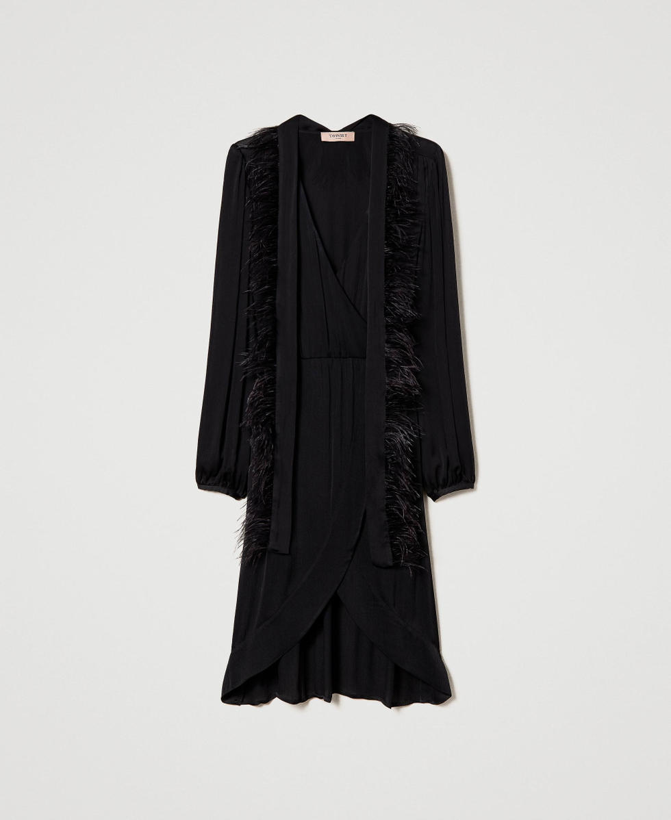 Kurzes Kleid aus Krepon-Satin mit Federn