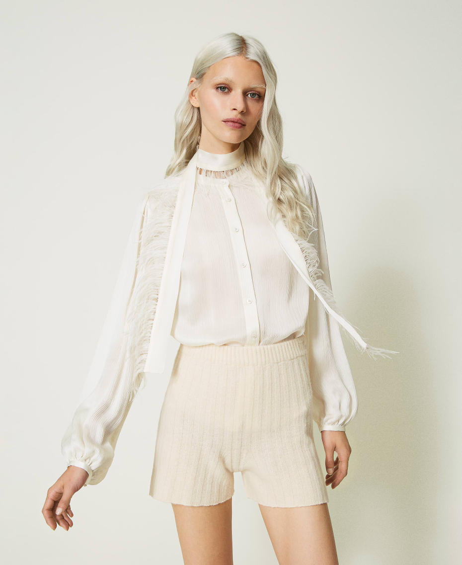 Camicia in raso creponne con piume