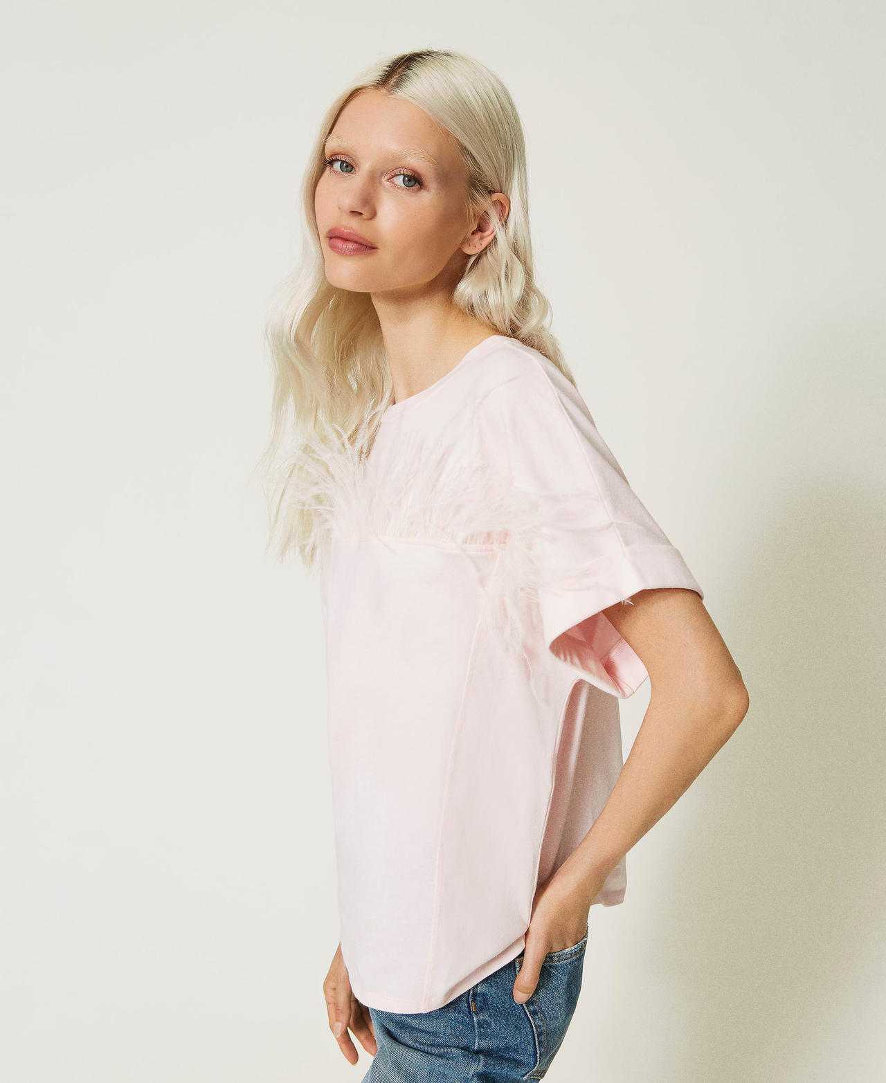 T-shirt con piume