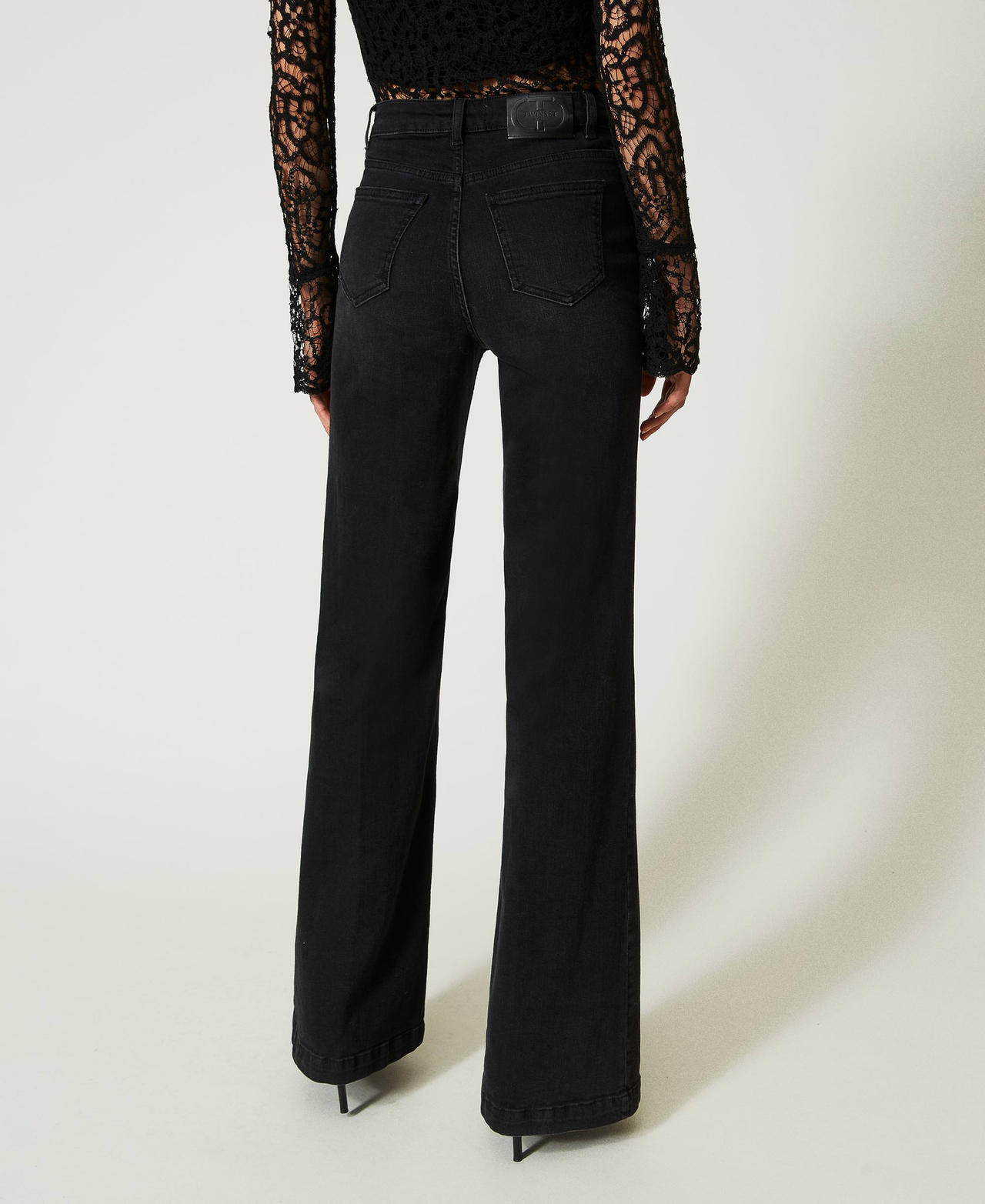 Vaqueros de pernera ancha con botones con logotipo