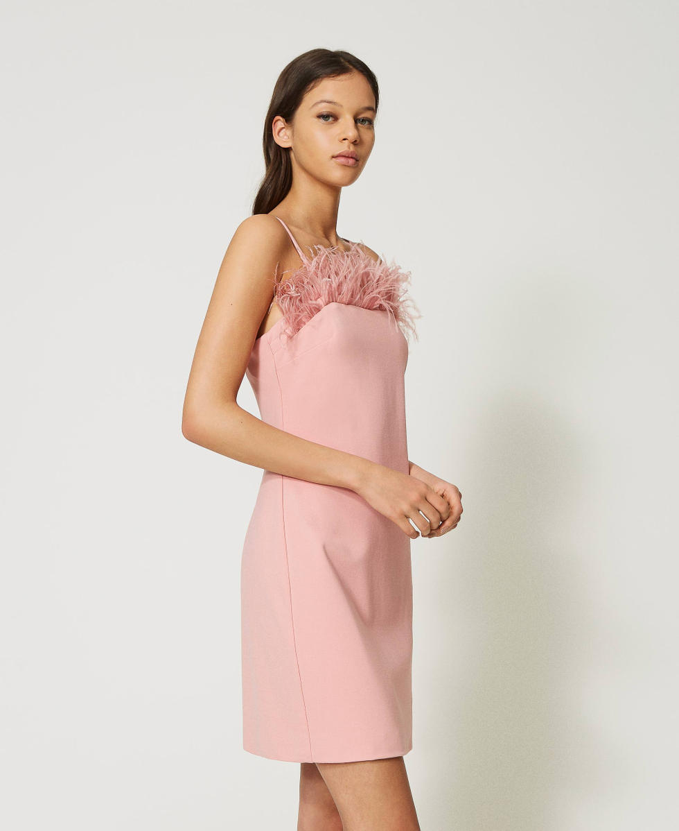 Vestido corto con plumas