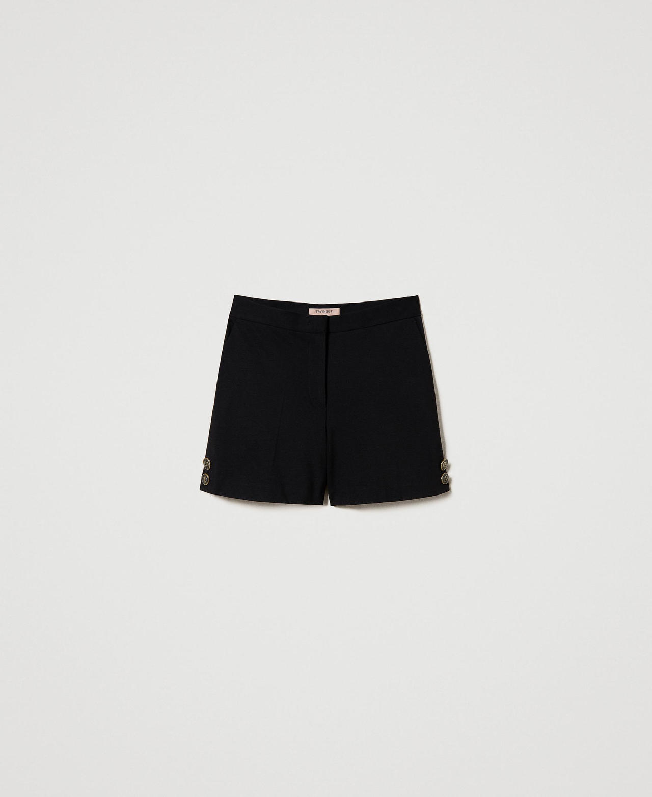 Short avec boutons siglés