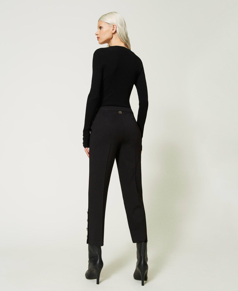 Cropped trousers with buttons