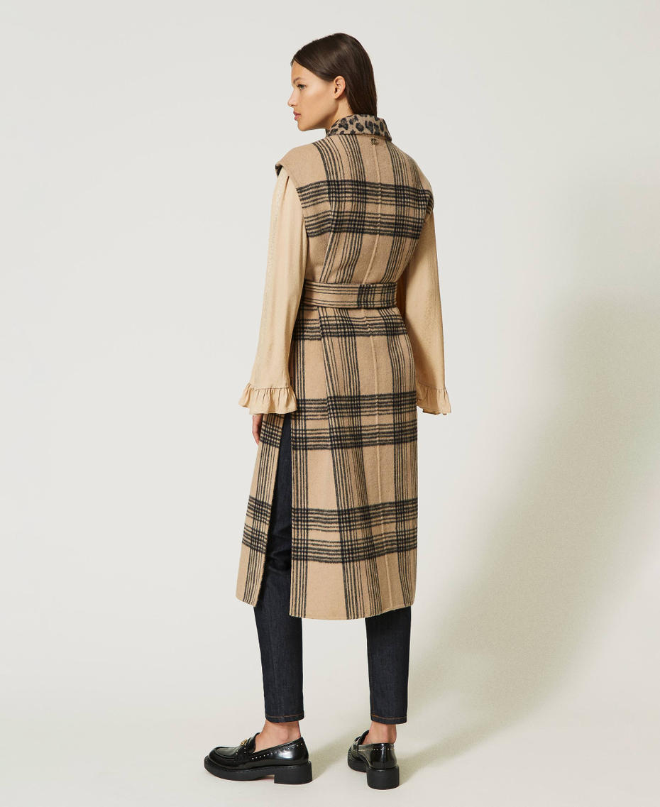 Reversible jacquard sleeveless coat