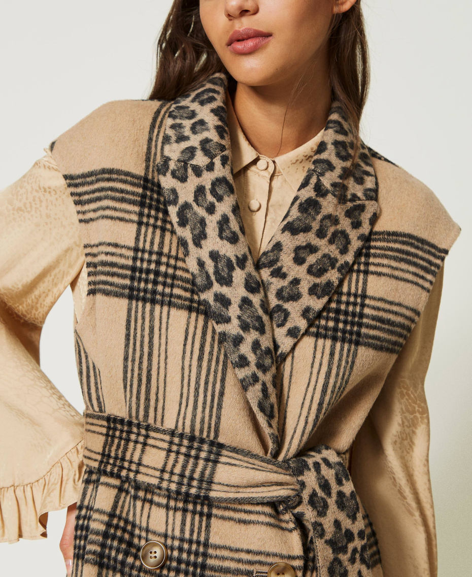 Reversible jacquard sleeveless coat