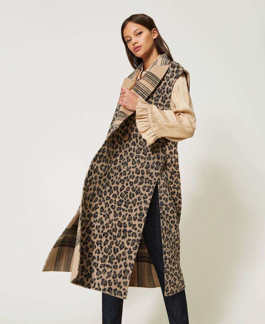 Reversible jacquard sleeveless coat