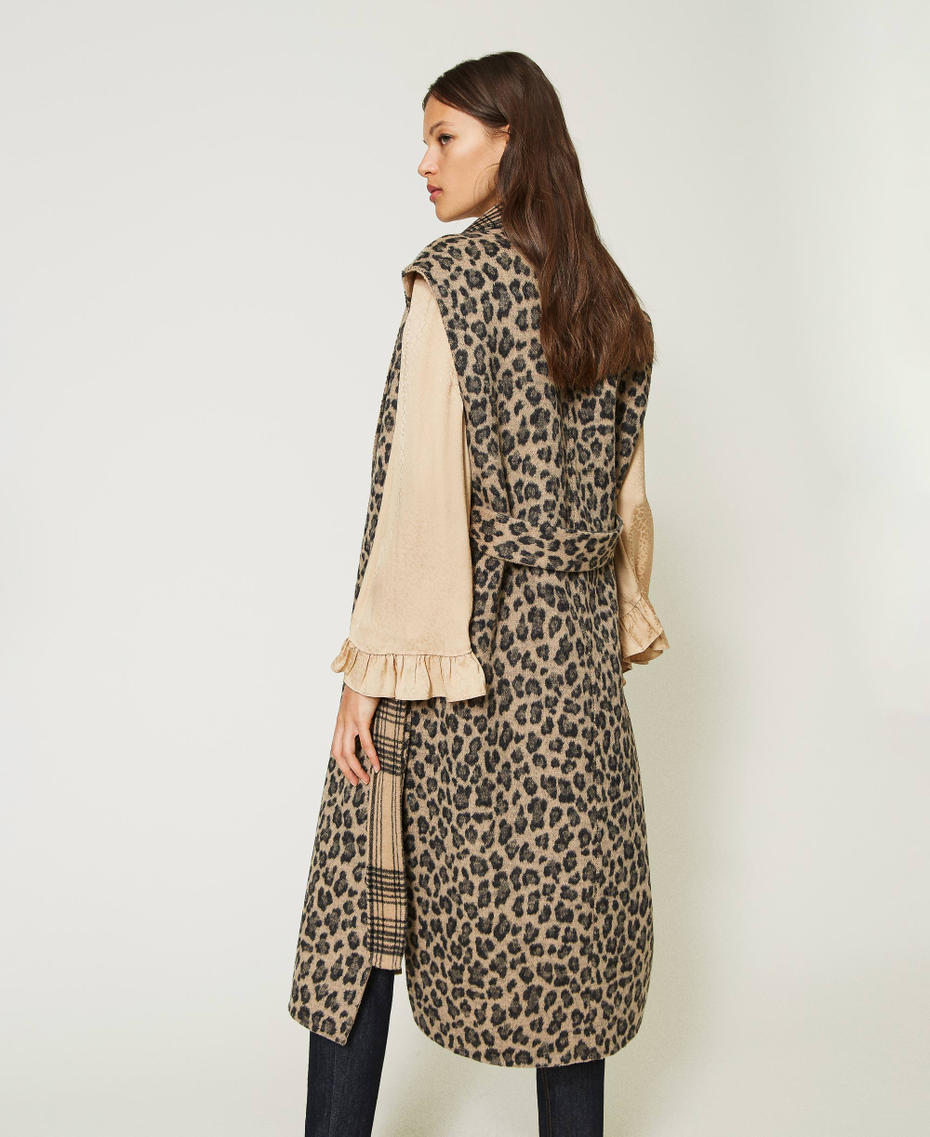 Reversible jacquard sleeveless coat