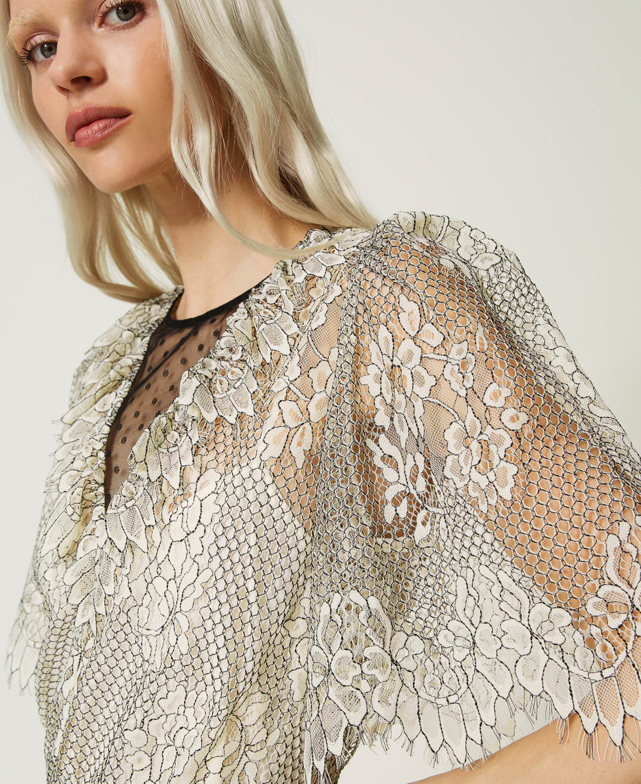 Kurzes Kleid aus Spitze und Plumetis-Tüll