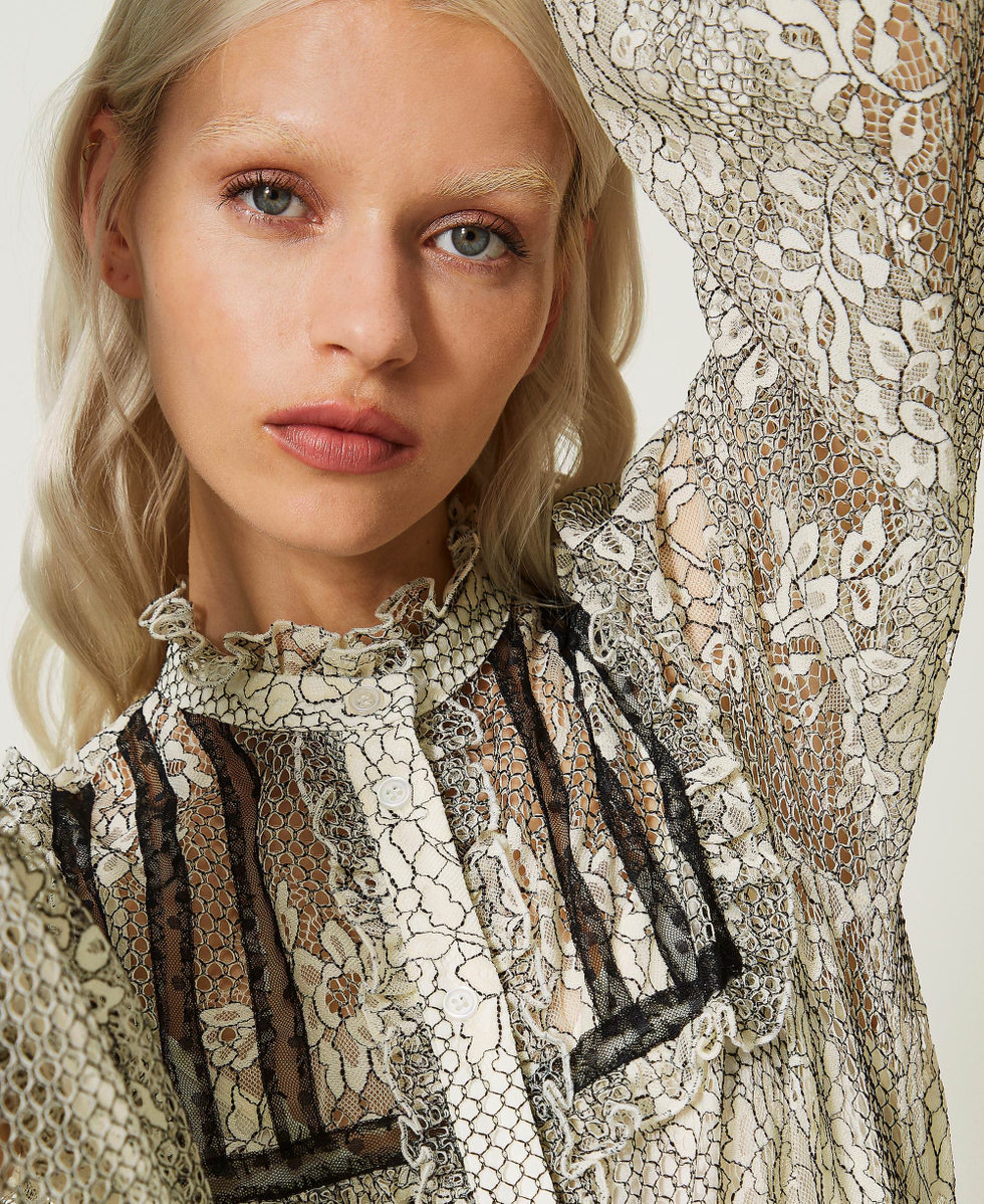 Camisa de encaje con inserciones