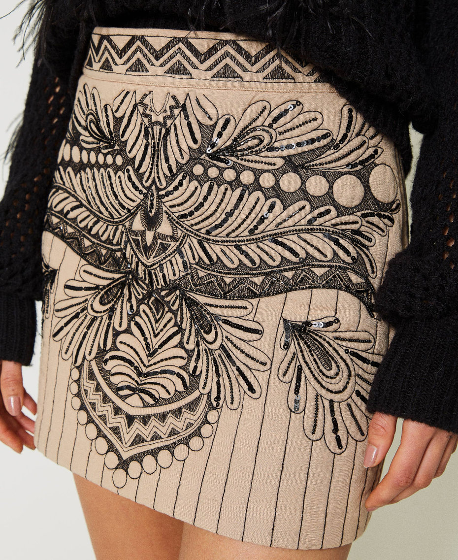 Minigonna trapuntata con ricamo a mano