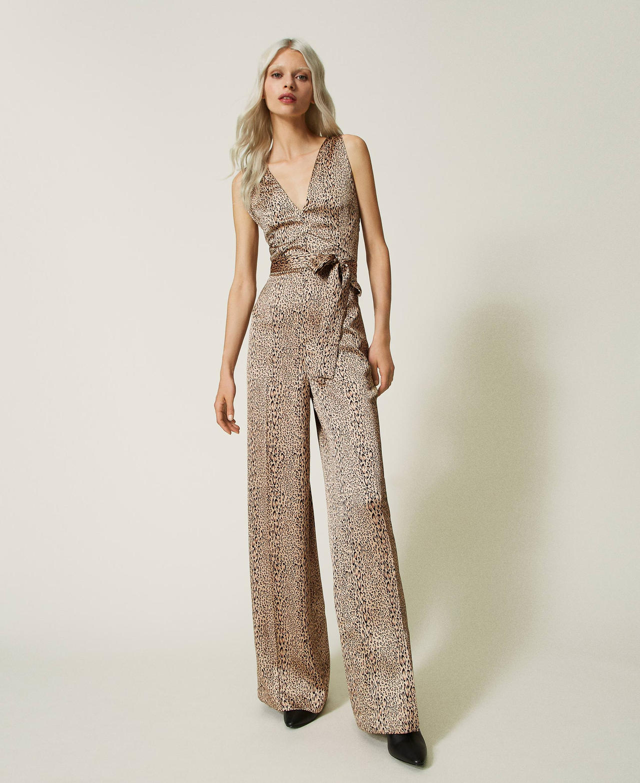 Langer Jumpsuit aus Satin mit Animaldessin Animalprint Schwarz / „Iced Coffee“-Braun Frau 232TP2732-02