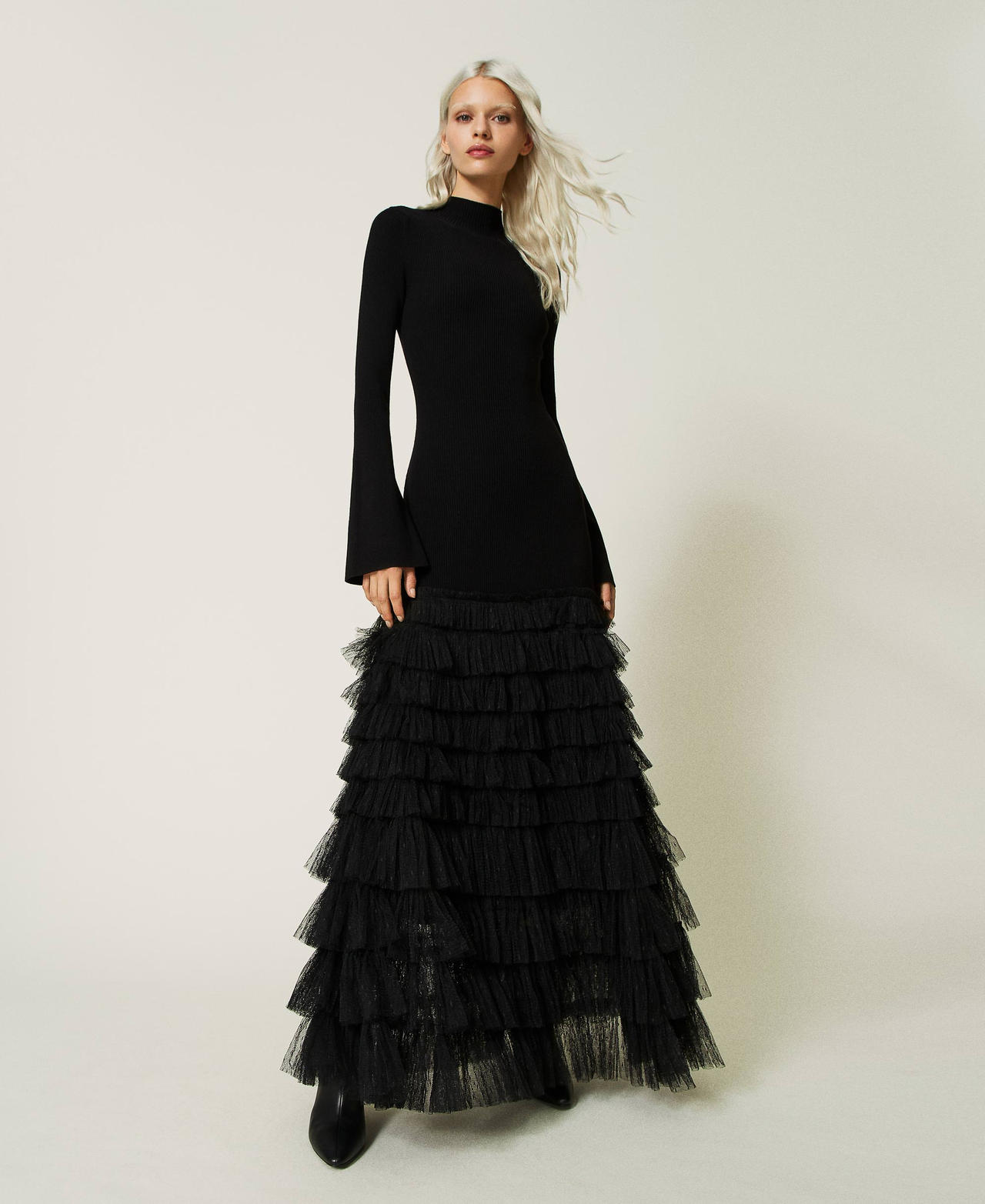Robe longue en maille avec volants en tulle
