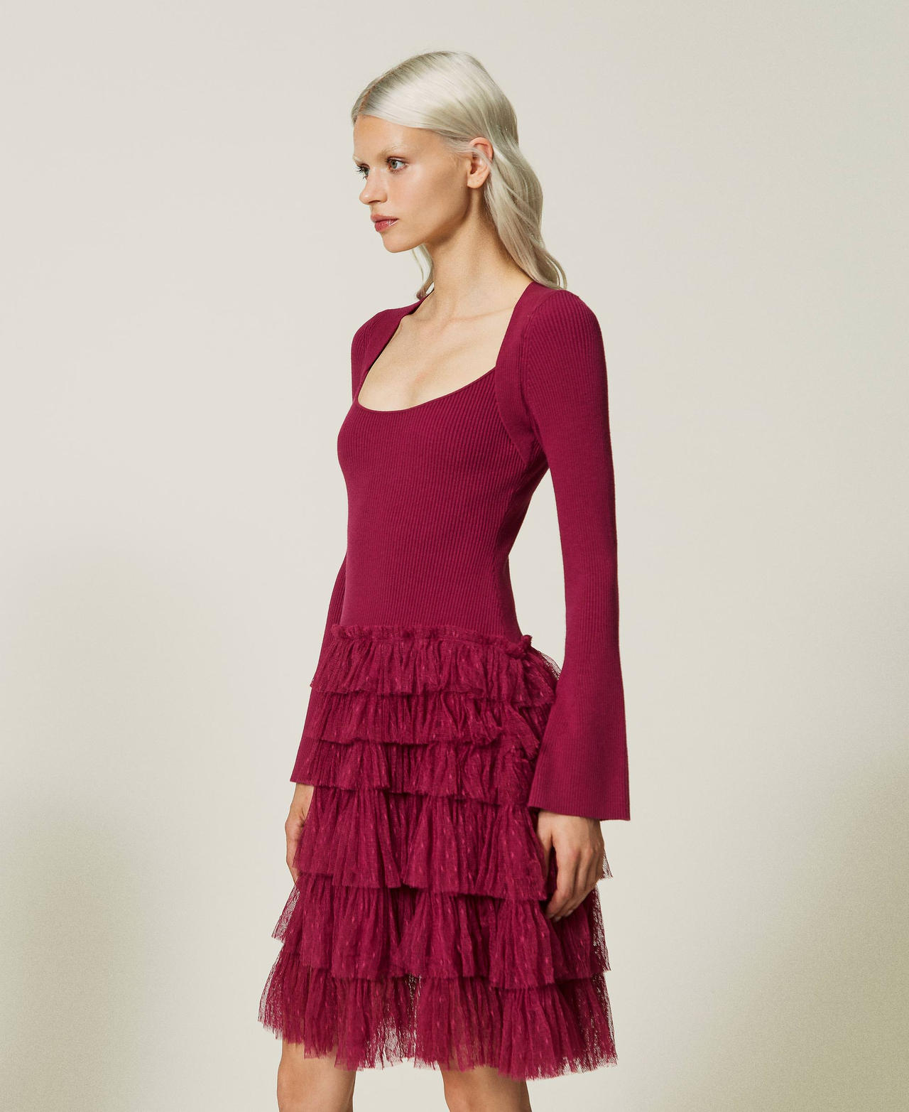 Robe courte en maille avec volants en tulle