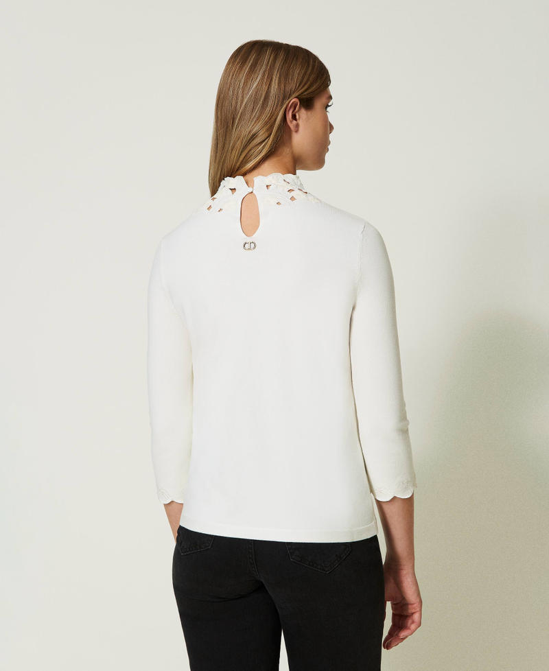 Pull col montant avec broderie anglaise