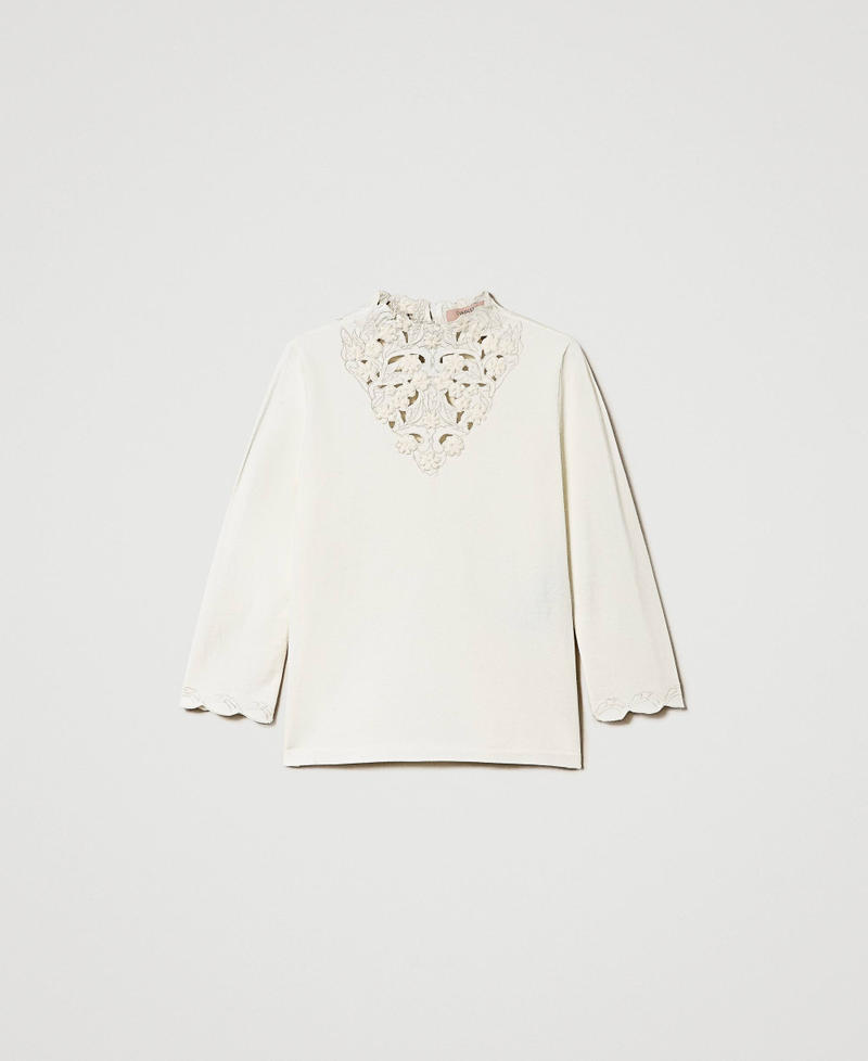 Pull col montant avec broderie anglaise