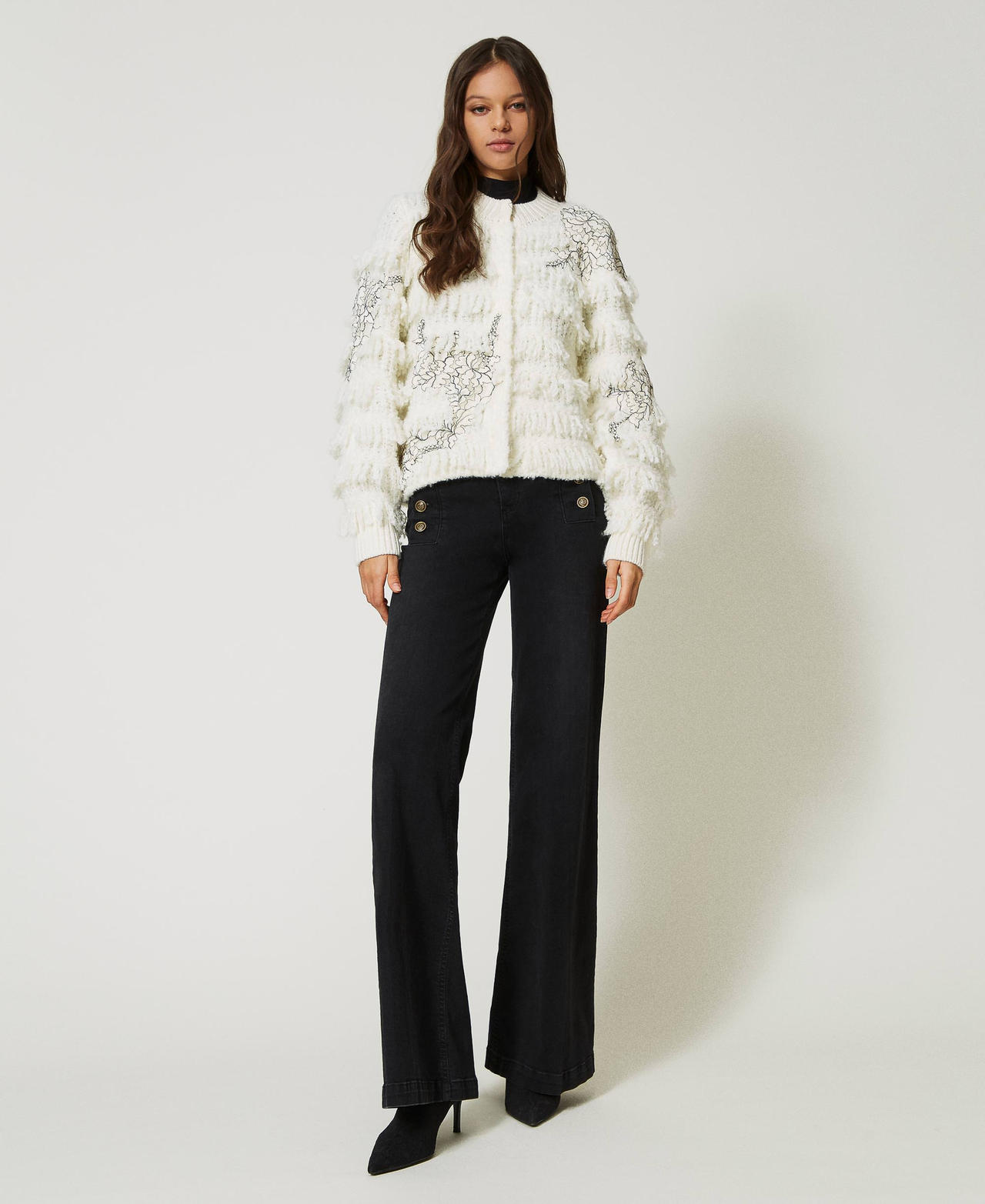 Strickjacke mit Fransen und Spitze