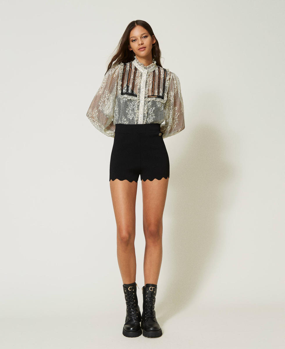 Knit shorts with scalloped hem