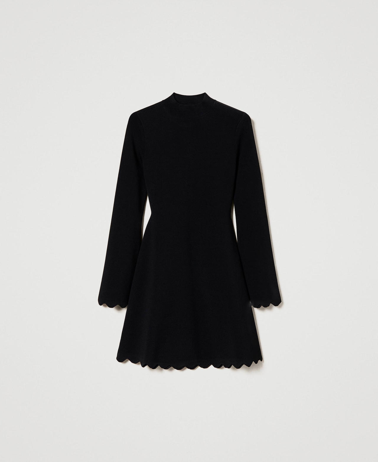 Robe courte en maille avec bords festonnés
