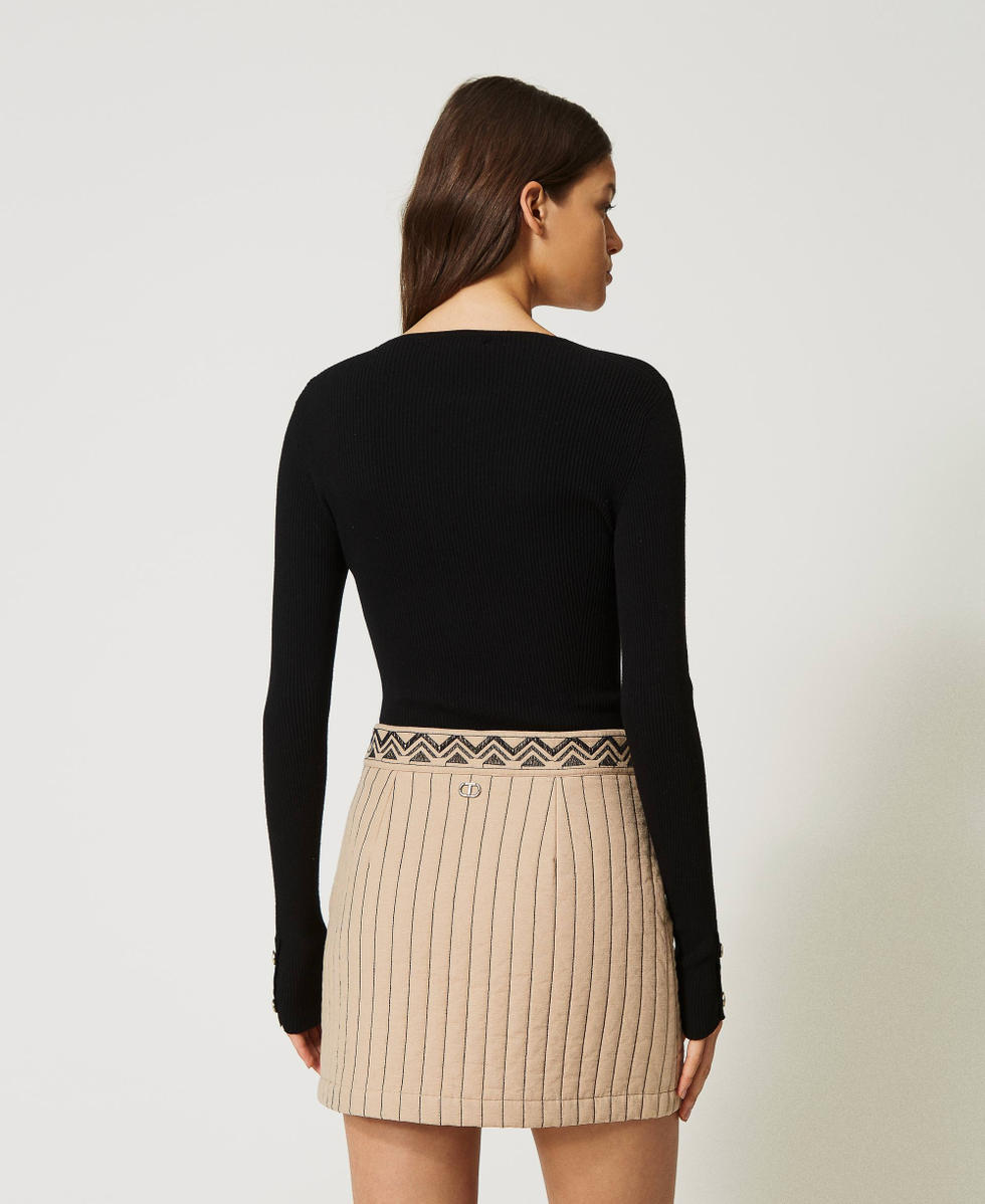 Figurbetonter Pullover mit Rippenmuster