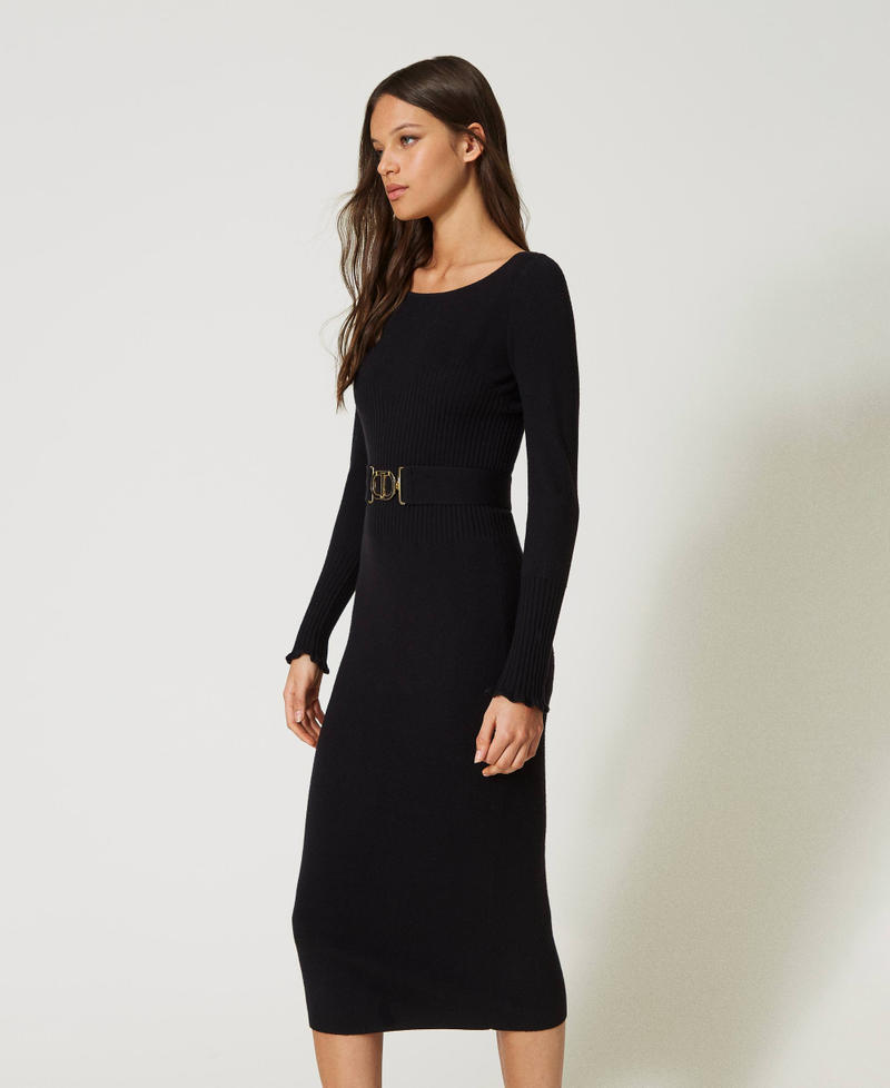 Vestido midi de punto ajustado con hebilla Oval T