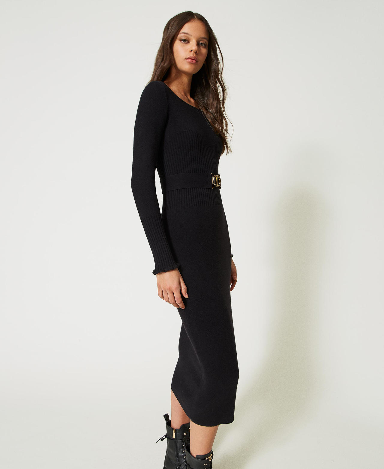 Vestido midi de punto ajustado con hebilla Oval T