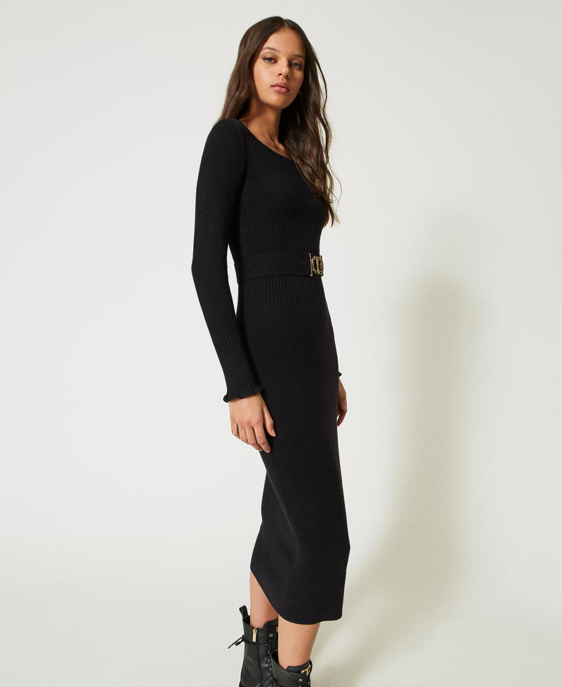 Vestido midi de punto ajustado con hebilla Oval T
