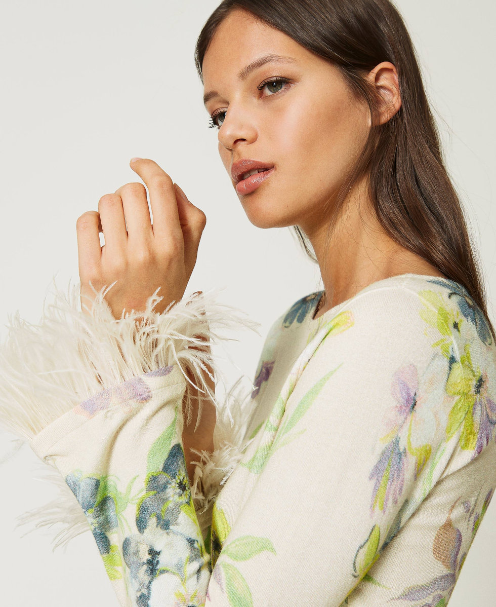 Pull avec imprim&eacute; floral et plumes