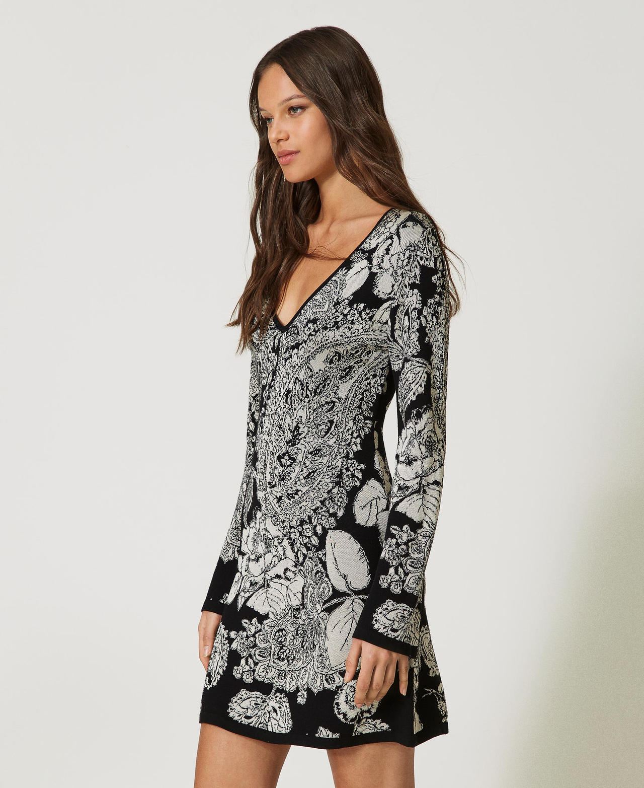Robe courte en maille jacquard avec motif paisley et roses