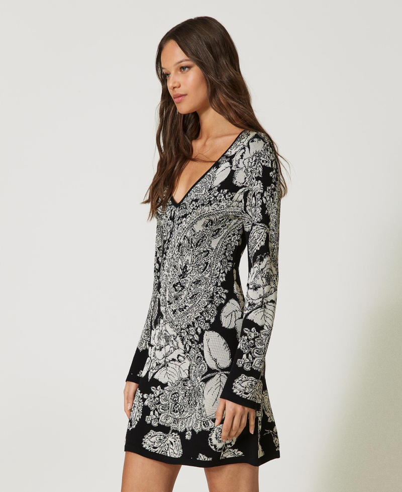 Robe courte en maille jacquard avec motif paisley et roses