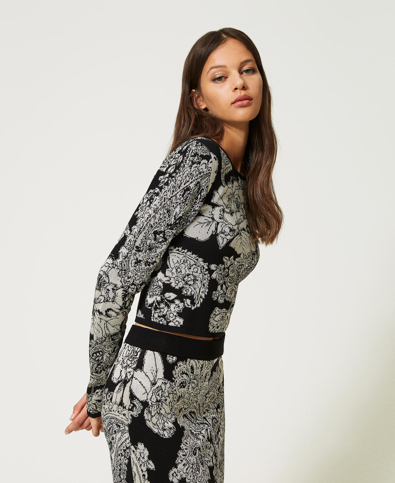 Jacquard jumper with paisley and rose pattern Black Jacquard Paisley and Rose Woman 232TP3691-02
