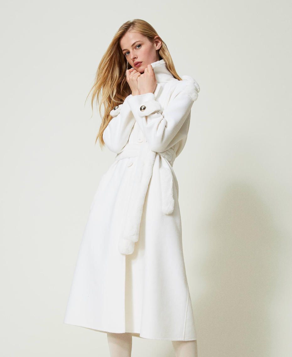Manteau oversize en drap double avec fausse fourrure