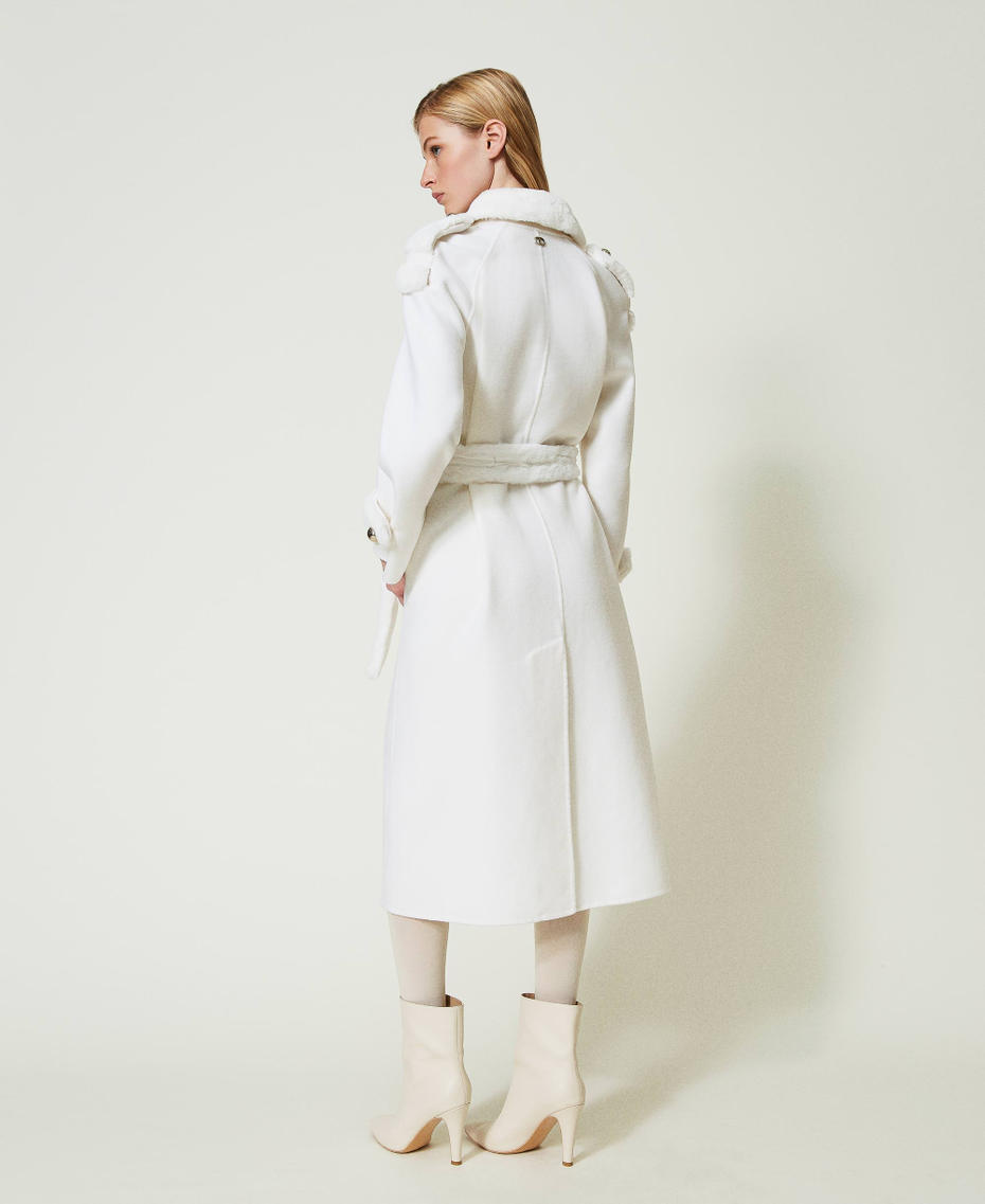 Manteau oversize en drap double avec fausse fourrure