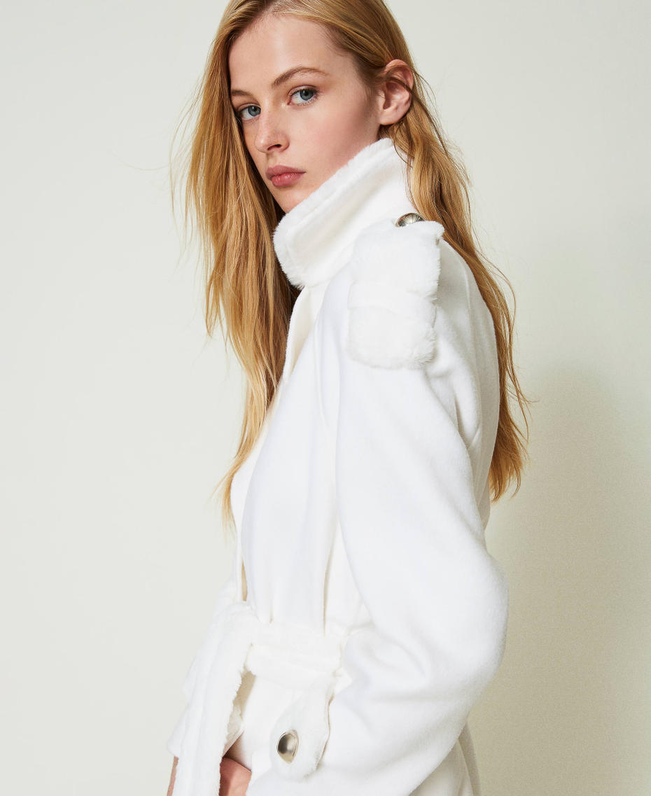 Manteau oversize en drap double avec fausse fourrure